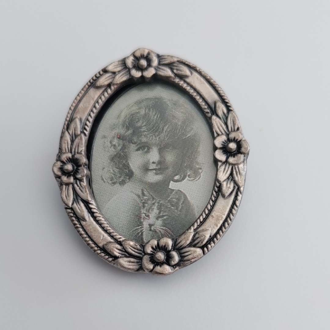 Vintage Pewter Floral Oval Photo Frame Brooch 24$